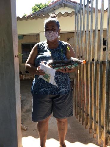 Foto 17: Atividade remota: CRAS entrega horta em garrafa pet
