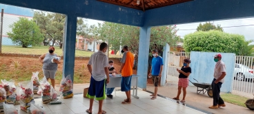 Foto 18: Famílias quataenses recebem cesta de Natal