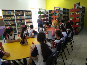 Foto 18: Alunos da Escola Gagliardi participam do Projeto Viajando na Leitura e visitam a Biblioteca Municipal 