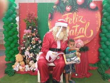 Foto 132: Personagens encantam crianças durante a entrega dos presentes de Natal