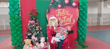 Foto 12: Personagens encantam crianças durante a entrega dos presentes de Natal