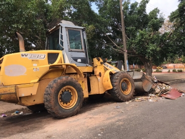 Foto 8: Prefeitura recolhe toneladas de entulhos durante o bota fora. Fique atento: está em vigor a Lei da caçamba.