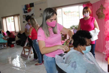 Foto 9: Fundo Social de Solidariedade de Quatá promove Dia da Beleza