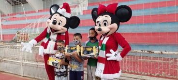 Foto 37: Personagens encantam crianças durante a entrega dos presentes de Natal