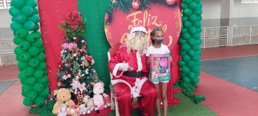 Foto 72: Personagens encantam crianças durante a entrega dos presentes de Natal