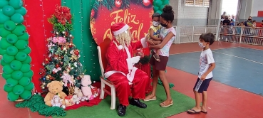 Foto 75: Personagens encantam crianças durante a entrega dos presentes de Natal