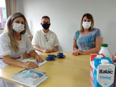 Foto 2: Empresas e comunidade doam alimentos que serão destinados para famílias carentes