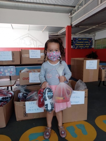 Foto 7: Novos Crocs, Tênis e Agasalhos são entregues para os alunos da Rede Municipal de Ensino de Quatá