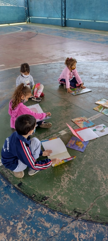 Foto 16: Alunos da Escola Gagliardi participam do Projeto Viajando na Leitura e visitam a Biblioteca Municipal 