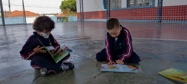 Foto 2: Alunos da Escola Gagliardi participam do Projeto Viajando na Leitura e visitam a Biblioteca Municipal 