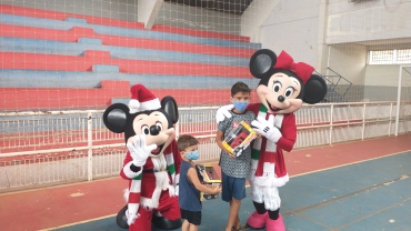 Foto 87: Personagens encantam crianças durante a entrega dos presentes de Natal