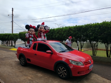 Foto 146: Personagens encantam crianças durante a entrega dos presentes de Natal