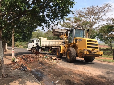 Foto 21: Prefeitura recolhe toneladas de entulhos durante o bota fora. Fique atento: está em vigor a Lei da caçamba.