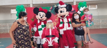 Foto 74: Personagens encantam crianças durante a entrega dos presentes de Natal