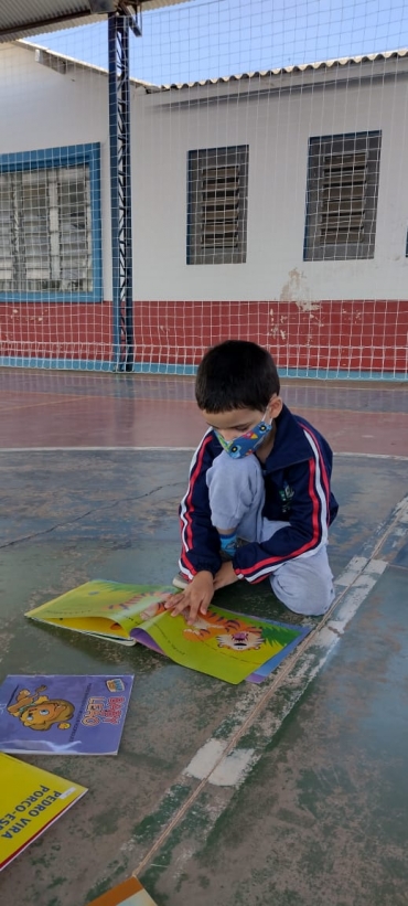 Foto 14: Alunos da Escola Gagliardi participam do Projeto Viajando na Leitura e visitam a Biblioteca Municipal 
