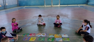 Foto 11: Alunos da Escola Gagliardi participam do Projeto Viajando na Leitura e visitam a Biblioteca Municipal 