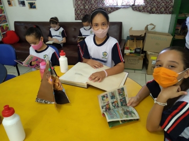 Foto 7: Alunos da Escola Gagliardi participam do Projeto Viajando na Leitura e visitam a Biblioteca Municipal 