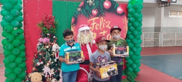 Foto 3: Personagens encantam crianças durante a entrega dos presentes de Natal