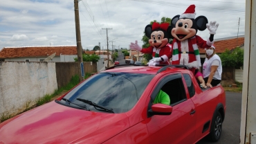 Foto 142: Personagens encantam crianças durante a entrega dos presentes de Natal