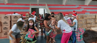 Foto 65: Personagens encantam crianças durante a entrega dos presentes de Natal