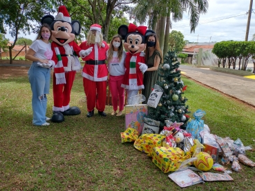 Foto 152: Personagens encantam crianças durante a entrega dos presentes de Natal
