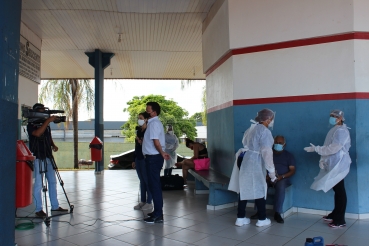 Foto 5: Saúde de Quatá orienta passageiros que chegam de ônibus na cidade