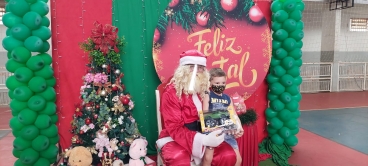 Foto 78: Personagens encantam crianças durante a entrega dos presentes de Natal