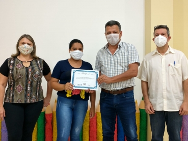 Foto 4: Primeira entrega de certificados após retomada de aulas dos cursos presenciais