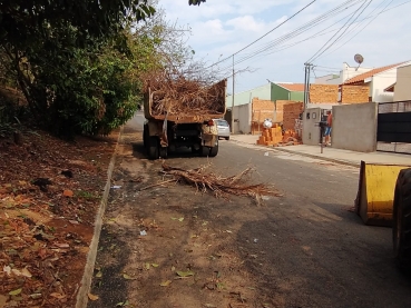 Foto 5: Prefeitura recolhe toneladas de entulhos durante o bota fora. Fique atento: está em vigor a Lei da caçamba.