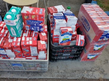 Foto 4: Empresas e comunidade doam alimentos que serão destinados para famílias carentes