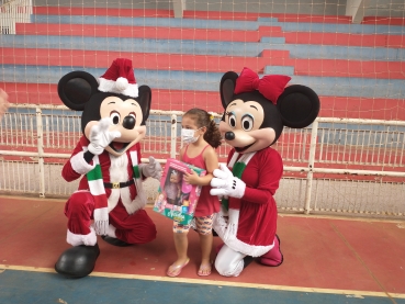 Foto 110: Personagens encantam crianças durante a entrega dos presentes de Natal