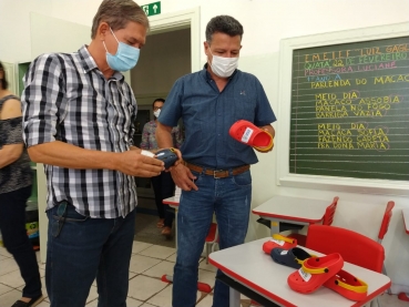 Foto 1: Novos Crocs, Tênis e Agasalhos são entregues para os alunos da Rede Municipal de Ensino de Quatá