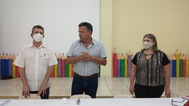 Foto 3: Primeira entrega de certificados após retomada de aulas dos cursos presenciais