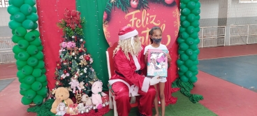 Foto 33: Personagens encantam crianças durante a entrega dos presentes de Natal