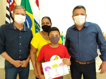 Foto 2: Prefeitura premia ganhadores do Concurso em especial ao Dia da Árvore