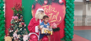 Foto 51: Personagens encantam crianças durante a entrega dos presentes de Natal