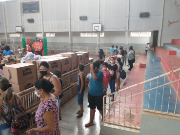 Foto 84: Personagens encantam crianças durante a entrega dos presentes de Natal