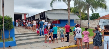 Foto 39: Personagens encantam crianças durante a entrega dos presentes de Natal