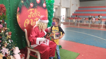 Foto 109: Personagens encantam crianças durante a entrega dos presentes de Natal