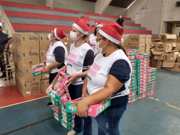 Foto 91: Personagens encantam crianças durante a entrega dos presentes de Natal