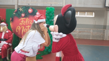 Foto 123: Personagens encantam crianças durante a entrega dos presentes de Natal