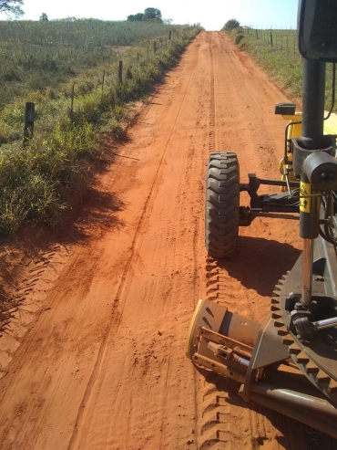 Foto 12: Valorização: estradas rurais de Quatá recebem constantes manutenções