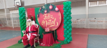 Foto 63: Personagens encantam crianças durante a entrega dos presentes de Natal