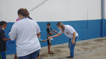 Foto 104: Personagens encantam crianças durante a entrega dos presentes de Natal