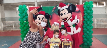 Foto 11: Personagens encantam crianças durante a entrega dos presentes de Natal