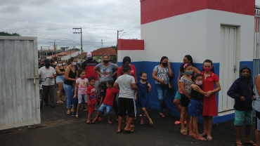 Foto 98: Personagens encantam crianças durante a entrega dos presentes de Natal