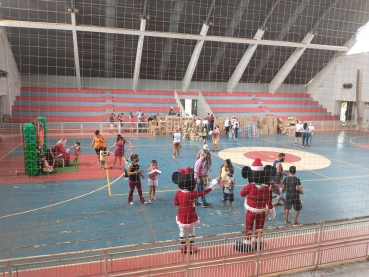 Foto 120: Personagens encantam crianças durante a entrega dos presentes de Natal