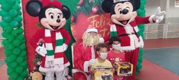 Foto 69: Personagens encantam crianças durante a entrega dos presentes de Natal