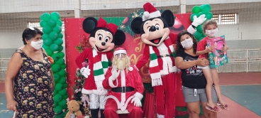 Foto 30: Personagens encantam crianças durante a entrega dos presentes de Natal