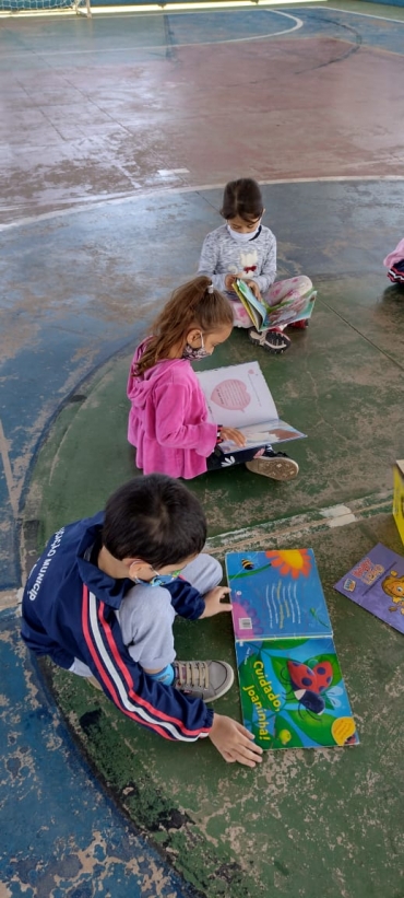Foto 27: Alunos da Escola Gagliardi participam do Projeto Viajando na Leitura e visitam a Biblioteca Municipal 